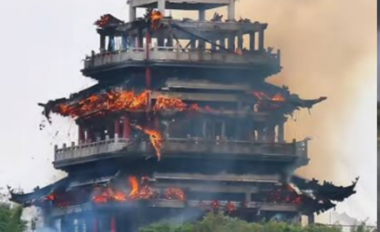 ചൈനയിലെ മനോഹരമായ മലയോര ക്ഷേത്രം തീപിടിച്ച് നശിച്ചു; വിനോദസഞ്ചാരിയുടെ അശ്രദ്ധയെന്നാരോപണം