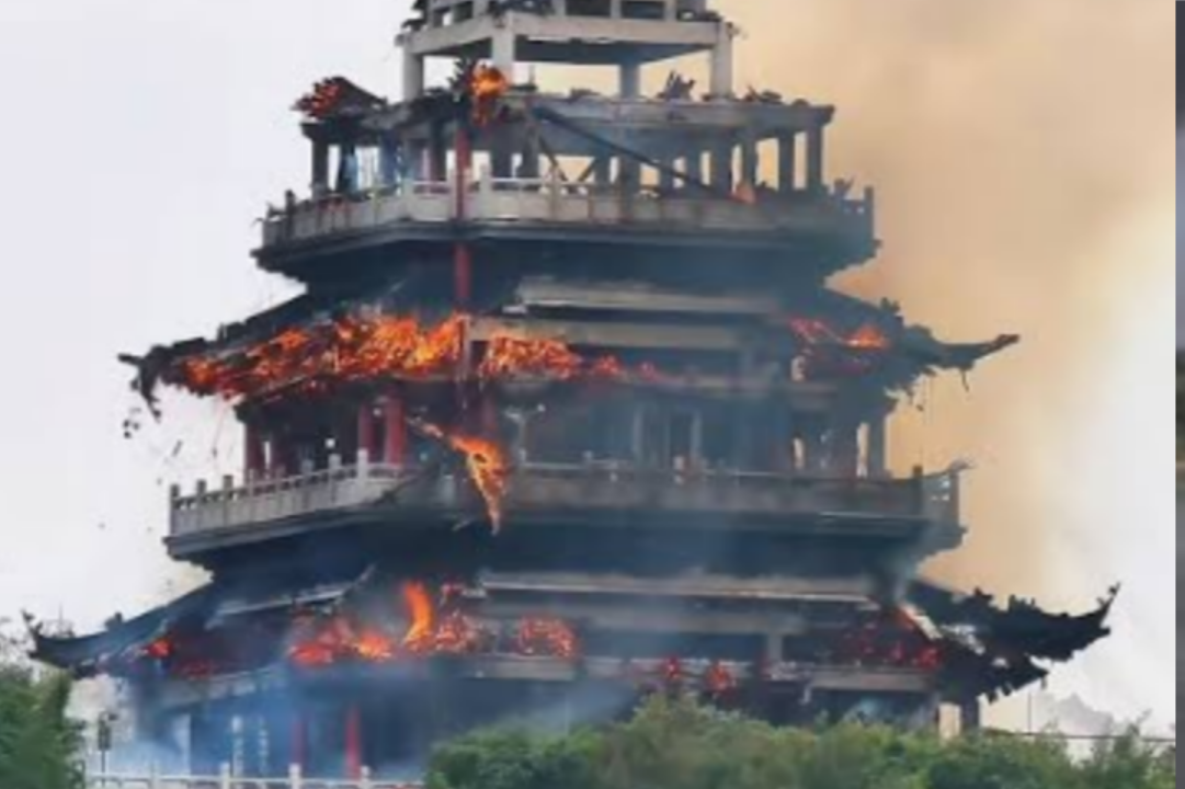 ചൈനയിലെ മനോഹരമായ മലയോര ക്ഷേത്രം തീപിടിച്ച് നശിച്ചു; വിനോദസഞ്ചാരിയുടെ അശ്രദ്ധയെന്നാരോപണം