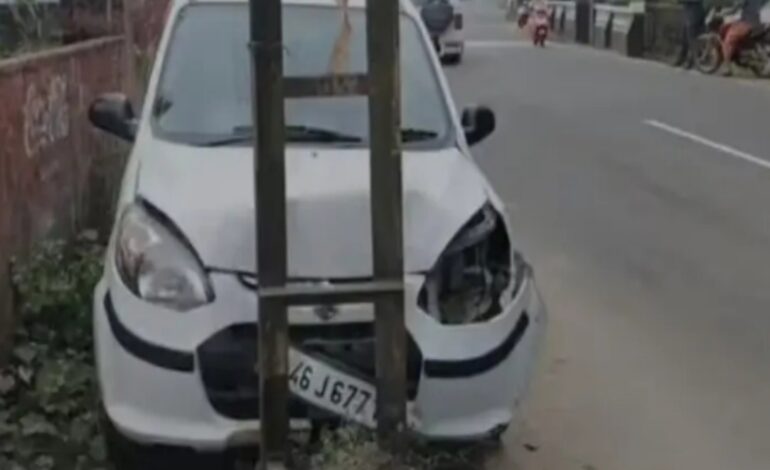 തൃശൂരിൽ കാര്‍ നിയന്ത്രണം വിട്ട് വൈദ്യുതി പോസ്റ്റിൽ ഇടിച്ചുകയറി :ഒരാള്‍ക്ക് പരുക്ക്