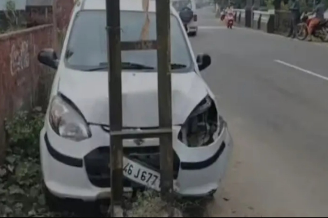 തൃശൂരിൽ കാര്‍ നിയന്ത്രണം വിട്ട് വൈദ്യുതി പോസ്റ്റിൽ ഇടിച്ചുകയറി :ഒരാള്‍ക്ക് പരുക്ക്