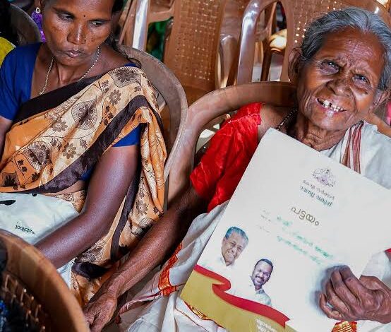 ഭൂരഹിതരില്ലാത്ത കേരളത്തിലേക്ക്: ഒൻപതര വർഷത്തിൽ 4.10 ലക്ഷം പട്ടയങ്ങൾ വിതരണം ചെയ്തതായി സർക്കാർ