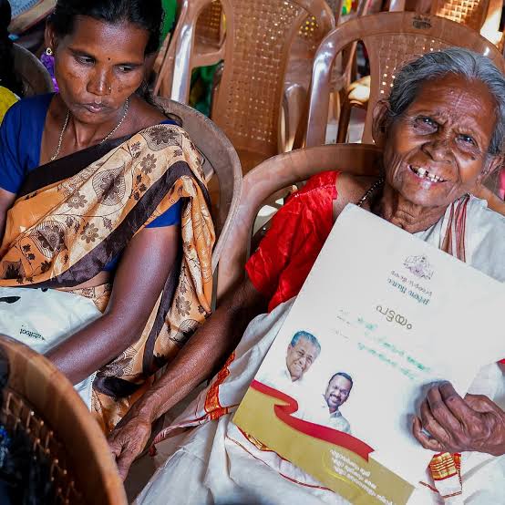 ഭൂരഹിതരില്ലാത്ത കേരളത്തിലേക്ക്: ഒൻപതര വർഷത്തിൽ 4.10 ലക്ഷം പട്ടയങ്ങൾ വിതരണം ചെയ്തതായി സർക്കാർ