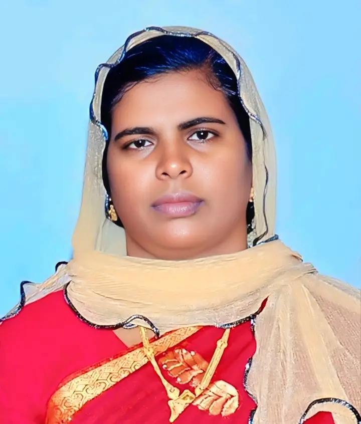 സ്കൂളിനു മുന്നിൽ സ്കൂട്ടറും ടിപ്പറും കൂട്ടിയിടിച്ചു:അധ്യാപികയ്ക്ക് ദാരുണാന്ത്യം