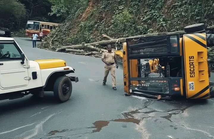താമരശ്ശേരി ചുരത്തിൽ ഗതാഗത നിയന്ത്രണം തുടരുന്നു ; മരം കയറ്റുന്ന ക്രെയിൻ അപകടത്തിൽ പെട്ടു