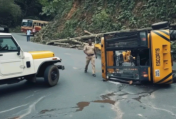 താമരശ്ശേരി ചുരത്തിൽ ഗതാഗത നിയന്ത്രണം തുടരുന്നു ; മരം കയറ്റുന്ന ക്രെയിൻ അപകടത്തിൽ പെട്ടു