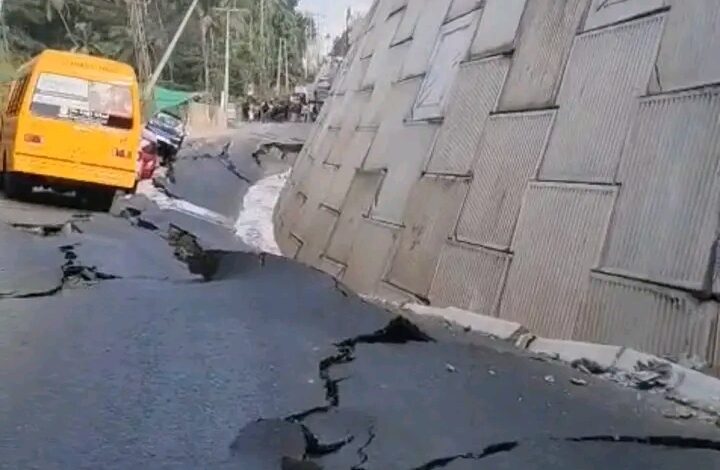 കൊല്ലത്ത് ദേശീയപാത നിർമ്മാണത്തിന്‍റെ ഭാഗം തകർന്നു വീണു; സ്കൂൾ ബസ് ഉൾപ്പെടെ 4 വാഹനങ്ങൾ അപകടത്തിൽ