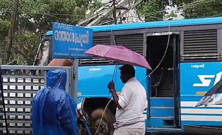 ചങ്ങനാശേരി തെങ്ങണയിൽ സ്വകാര്യ ബസ് അപകടത്തിൽപ്പെട്ടു:10 ഓളം പേർക്ക് പരിക്ക്