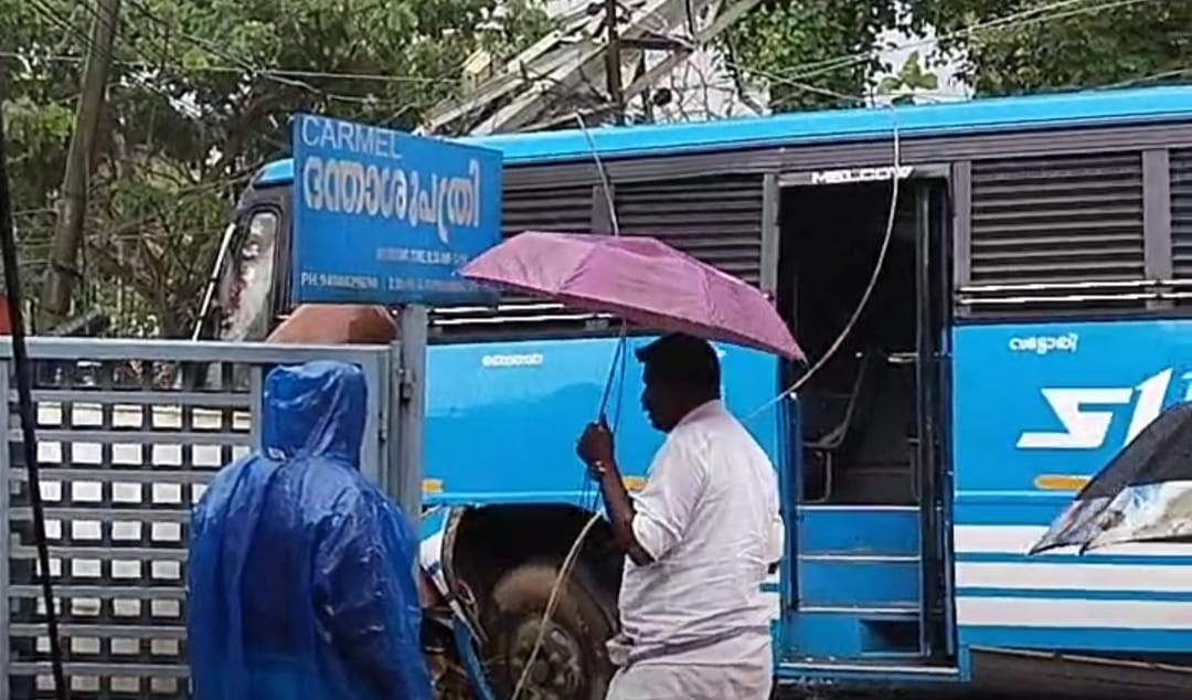ചങ്ങനാശേരി തെങ്ങണയിൽ സ്വകാര്യ ബസ് അപകടത്തിൽപ്പെട്ടു:10 ഓളം പേർക്ക് പരിക്ക്