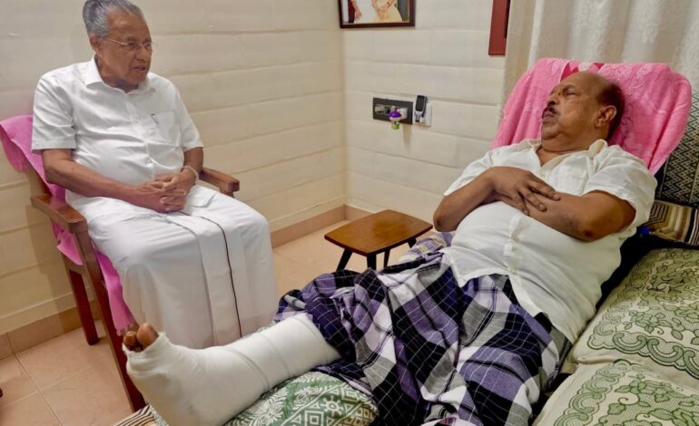 മുൻ മന്ത്രി ജി. സുധാകരനെ സന്ദർശിച്ച് മുഖ്യമന്ത്രി പിണറായി വിജയൻ