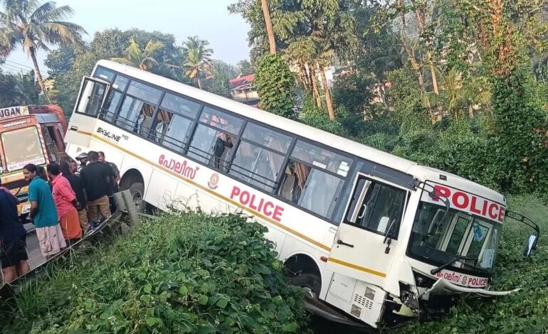 പൊലീസ് വാഹനം അപകടത്തില്‍പ്പെട്ടു