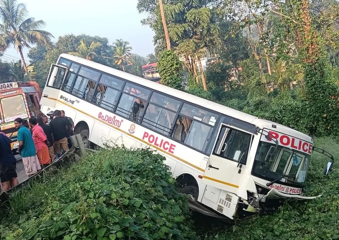 പൊലീസ് വാഹനം അപകടത്തില്‍പ്പെട്ടു