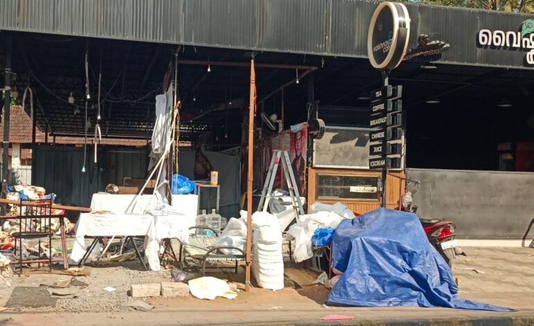 ഗുരുവായൂരിൽ താൽക്കാലിക തുണിക്കടയ്ക്ക് തീപിടിത്തം; 8 ലക്ഷം രൂപയുടെ നഷ്ടം