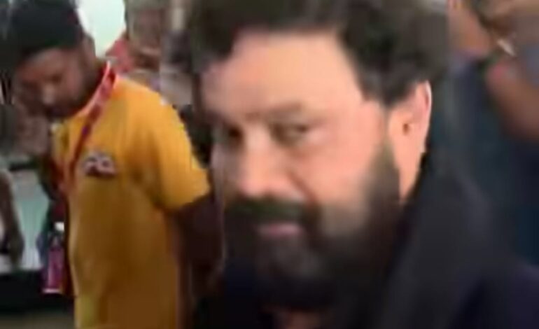 നടൻ ദിലീപ് ഇന്ന് പുലർച്ചെ ശബരിമലയിൽ ദർശനം നടത്തി