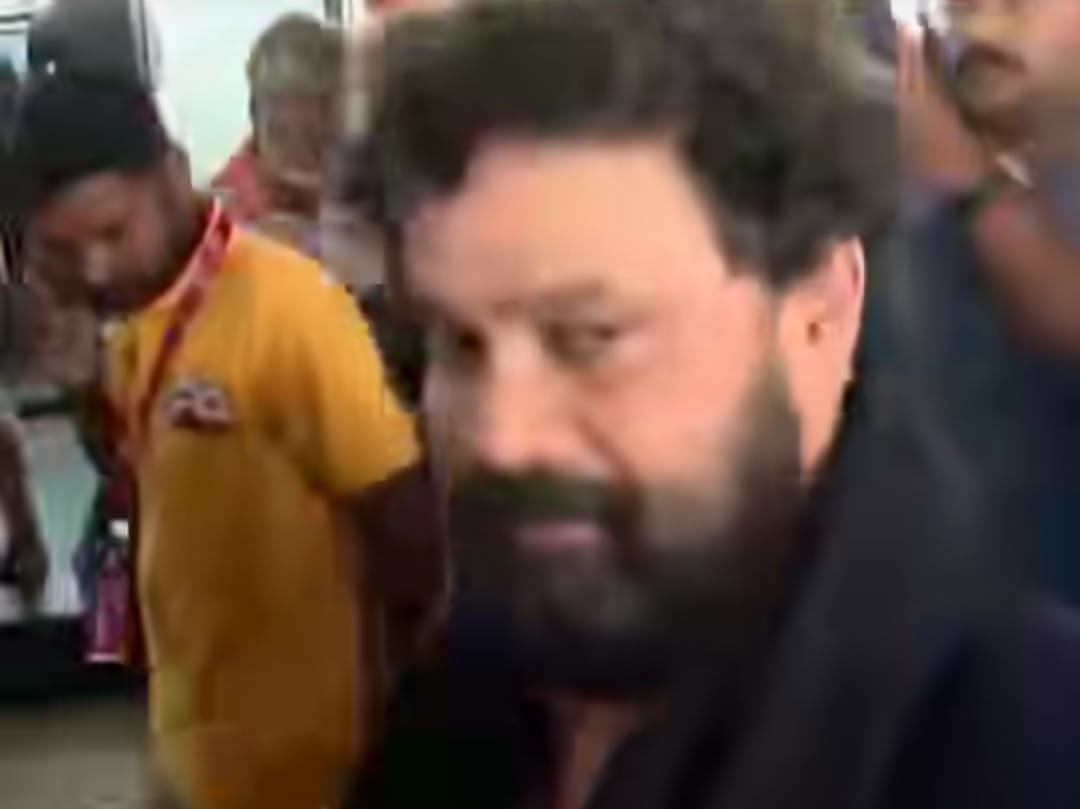 നടൻ ദിലീപ് ഇന്ന് പുലർച്ചെ ശബരിമലയിൽ ദർശനം നടത്തി