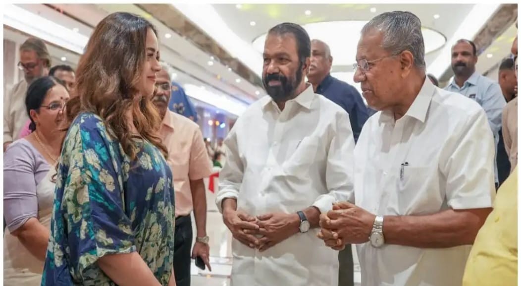 സർക്കാരിന്‍റെ ക്രിസ്മസ് വിരുന്നില്‍ പങ്കെടുത്ത് നടി ഭാവന.