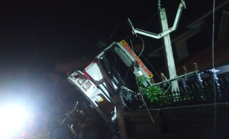 ചെങ്ങന്നൂർ–കൊല്ലം റോഡിൽ തടി കയറ്റിയ ടോറസ് ലോറി മറിഞ്ഞു; ഡ്രൈവർക്ക് പരിക്ക്