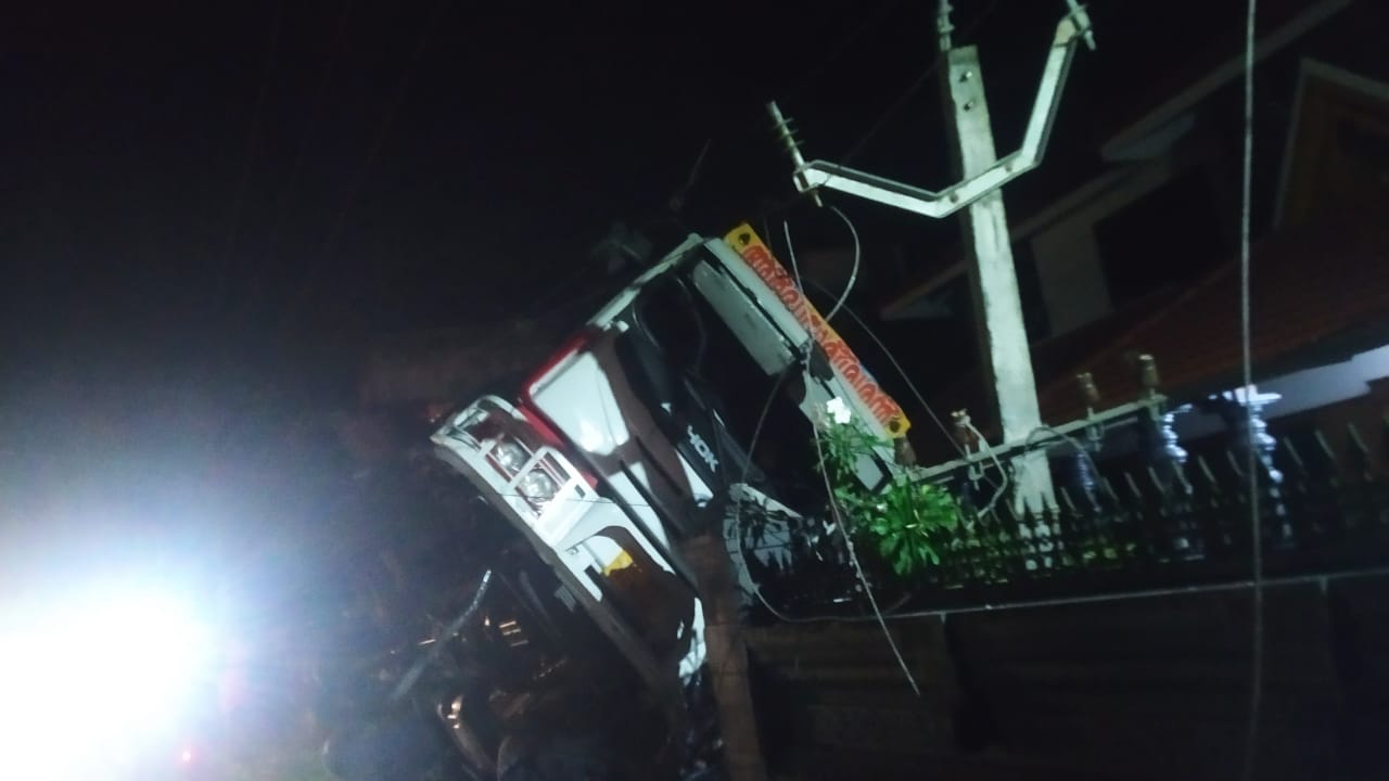 ചെങ്ങന്നൂർ–കൊല്ലം റോഡിൽ തടി കയറ്റിയ ടോറസ് ലോറി മറിഞ്ഞു; ഡ്രൈവർക്ക് പരിക്ക്