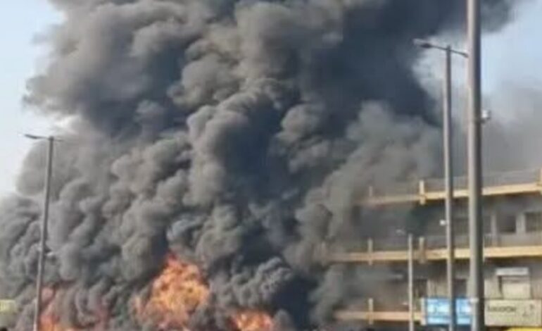 വാണിജ്യ സമുച്ചയത്തിൽ തീ പിടിത്തം:  നിരവധി കടകൾ കത്തിനശിച്ചു.