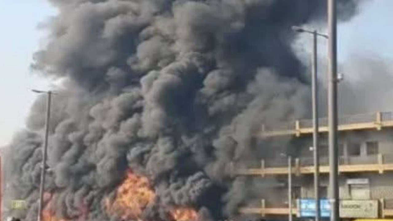 വാണിജ്യ സമുച്ചയത്തിൽ തീ പിടിത്തം:  നിരവധി കടകൾ കത്തിനശിച്ചു.