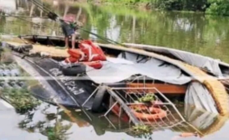 കുമരകത്ത് ഹൗസ്ബോട്ട് മുങ്ങിതാണു