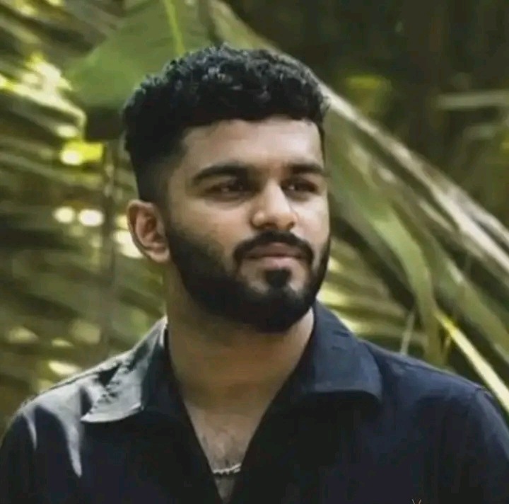 ചക്ക പറിക്കുന്നതിനിടെ  ഇരുമ്പ് തോട്ടി വൈദ്യുതി ലൈനിൽ തട്ടി :ജന്മദിനാഘോഷത്തിന് എത്തിയ യുവാവിന് ദാരുണാന്ത്യം