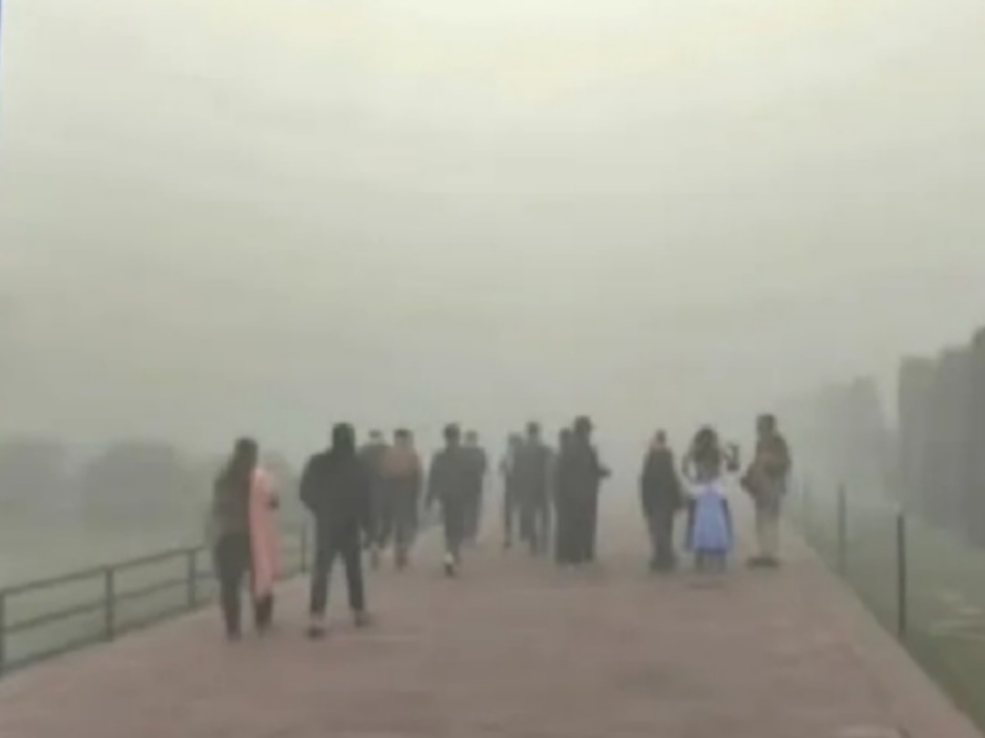 താജ്മഹല്‍ കാണാനില്ല: നിരാശരായി സഞ്ചാരികള്‍