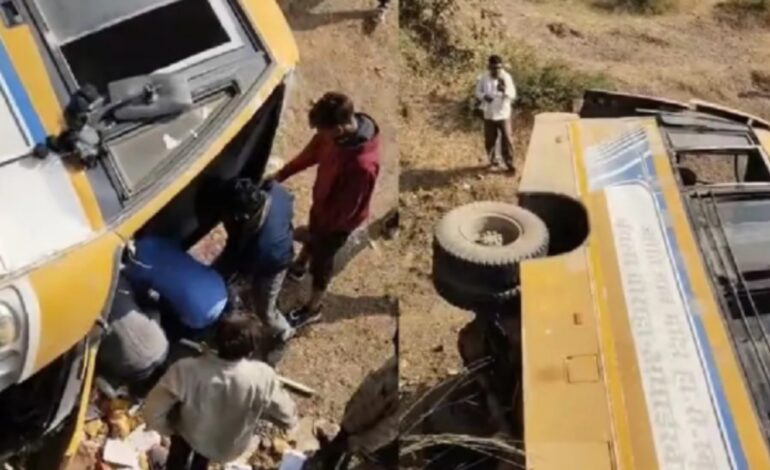 സ്‌കൂള്‍ ബസ് ഓവര്‍ടേക്കിംഗിനിടെ പാലത്തില്‍ നിന്ന് മറിഞ്ഞു