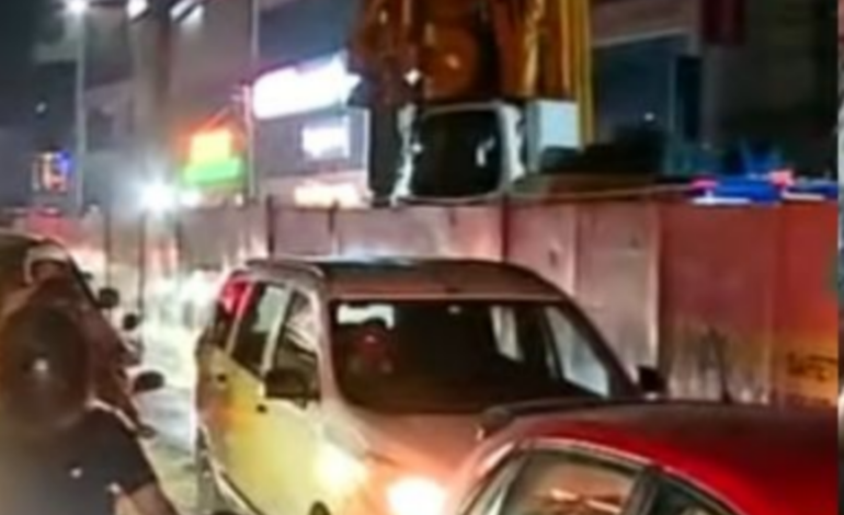 മെട്രോ നിര്‍മാണത്തിനിടെ കുടിവെള്ള പൈപ്പ് പൊട്ടി, റോഡില്‍ ഗതാഗത കുരുക്ക്