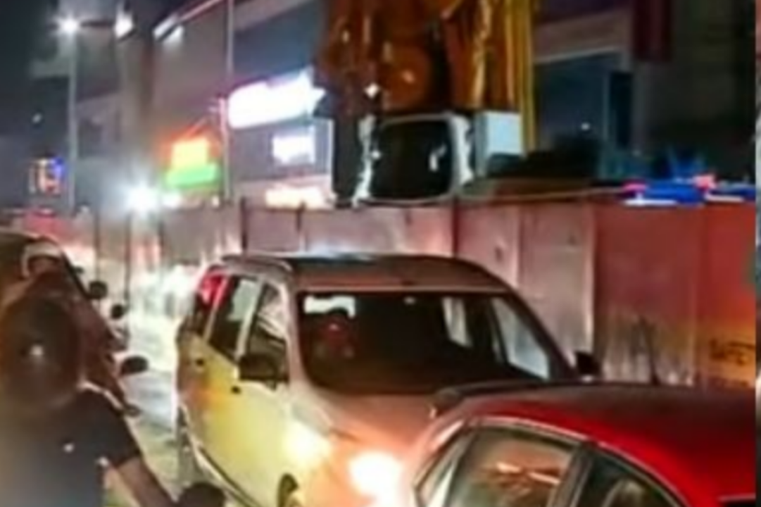 മെട്രോ നിര്‍മാണത്തിനിടെ കുടിവെള്ള പൈപ്പ് പൊട്ടി, റോഡില്‍ ഗതാഗത കുരുക്ക്