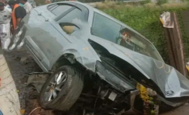 അയ്യപ്പഭക്തരുടെ കാർ ബൈക്കിലിടിച്ചു :കയ്‌പമംഗലത്ത്  വാഹനാപകടത്തിൽ 3 പേർക്ക് പരുക്ക്