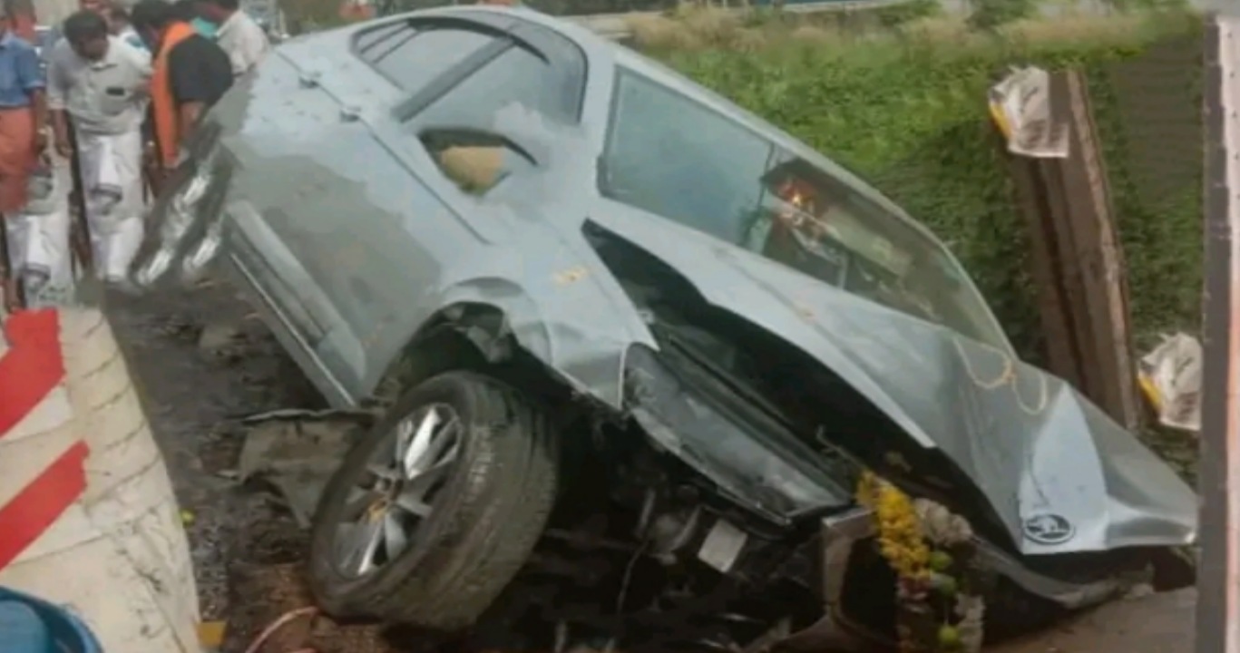 അയ്യപ്പഭക്തരുടെ കാർ ബൈക്കിലിടിച്ചു :കയ്‌പമംഗലത്ത്  വാഹനാപകടത്തിൽ 3 പേർക്ക് പരുക്ക്