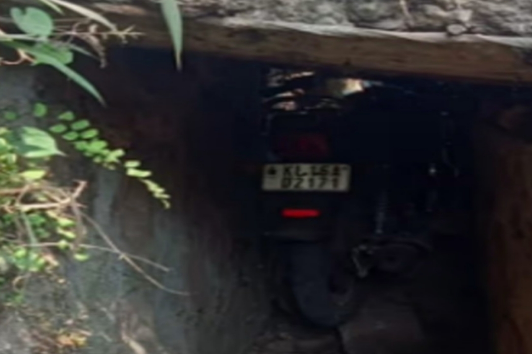 ഓവുചാലിന്റെ സ്ലാബിന് അടിയിലേക്ക് ബൈക്ക് ഇടിച്ചുകയറി 2 യുവാക്കള്‍ മരിച്ചു