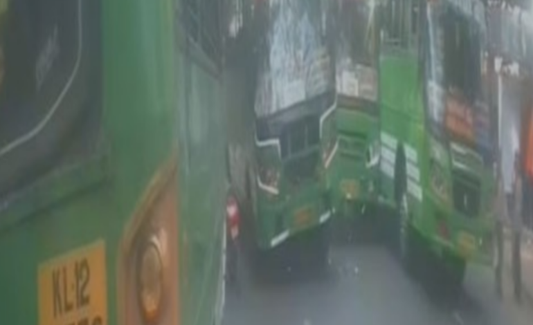 മത്സരയോട്ടം : സ്വകാര്യ ബസ് മറ്റു രണ്ടു ബസുകളില്‍ ഇടിച്ചു കയറ്റി, ബസ് ഡ്രൈവര്‍ അറസ്റ്റില്‍