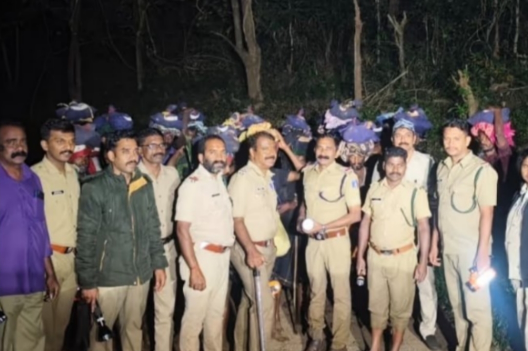 ഉള്‍വനത്തില്‍ കുടുങ്ങിയ 24 ശബരിമല തീര്‍ത്ഥാടകരെ രക്ഷപ്പെടുത്തി