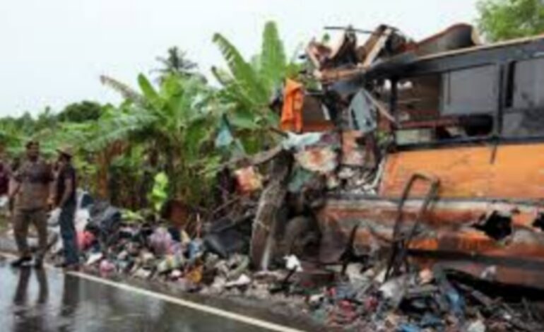 ഘടനയില്‍ ബസ്  അപകടം:  15 മരണം