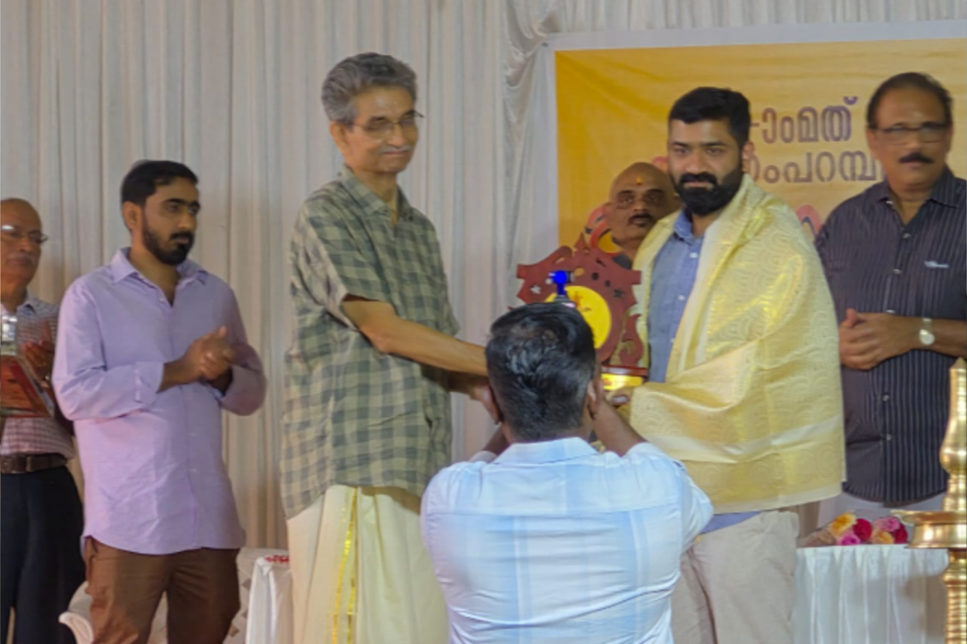 പ്രശസ്ത ന്യൂറോളജിസ്റ്റ് ഡോ. രോഹിത് ശശിധരനെ അരയംപറമ്പ് കുടുംബ സംഗമത്തിൽ ആദരിച്ചു