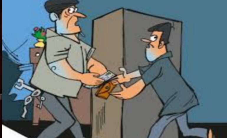 ഗൃഹനാഥനെ തടഞ്ഞുനിര്‍ത്തി എ ടി എം കാര്‍ഡ് പിടിച്ചുവാങ്ങി  പണം കവര്‍ന്നു