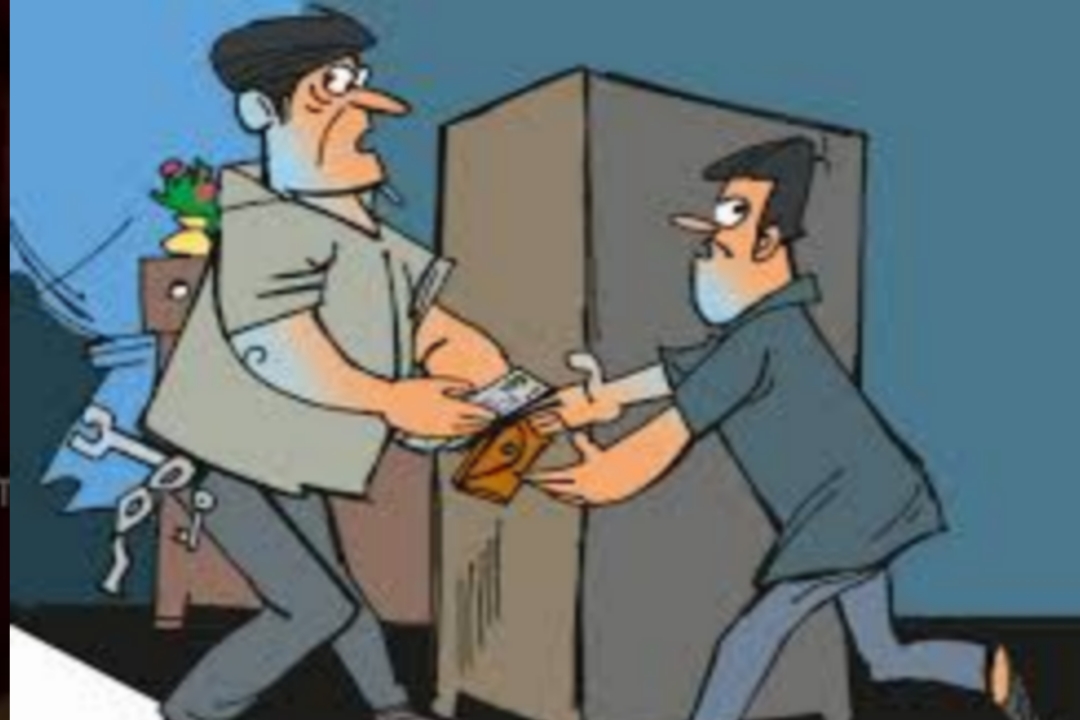 ഗൃഹനാഥനെ തടഞ്ഞുനിര്‍ത്തി എ ടി എം കാര്‍ഡ് പിടിച്ചുവാങ്ങി  പണം കവര്‍ന്നു