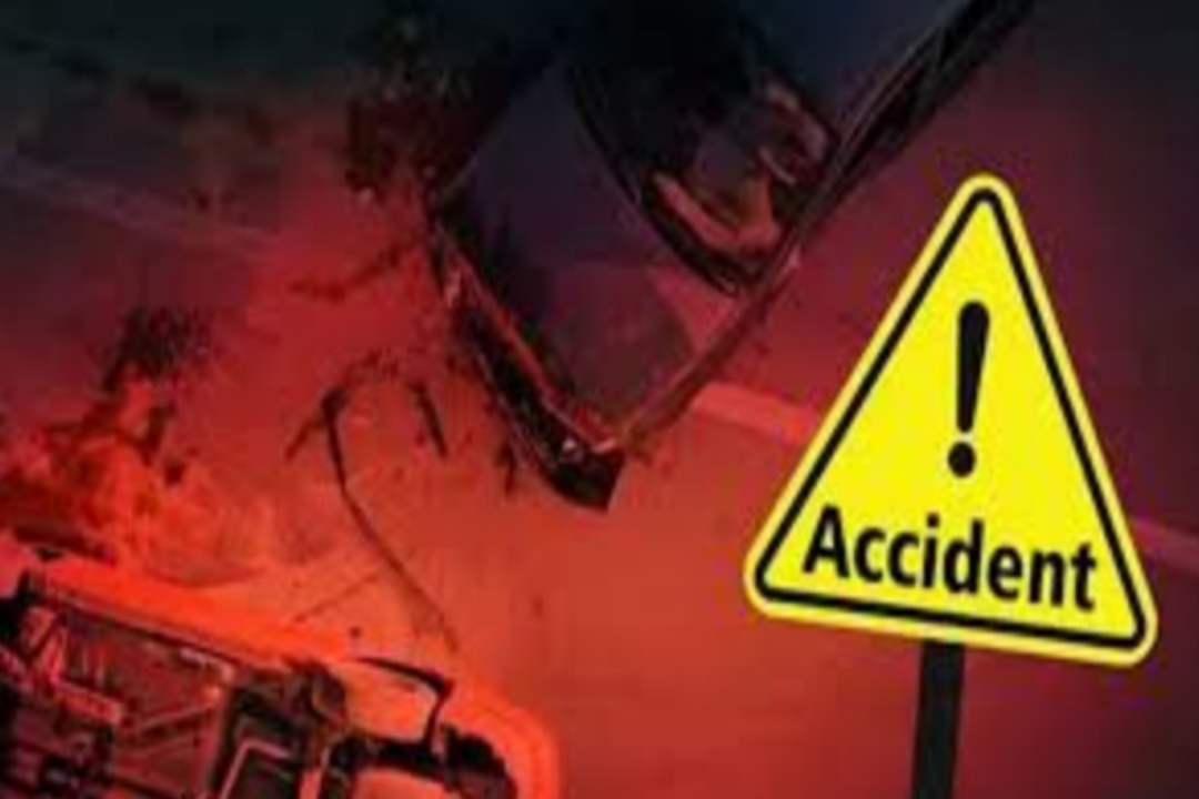 നിയന്ത്രണം വിട്ട കാര്‍ സ്‌കൂട്ടറുകളില്‍ ഇടിച്ച് 4 പേര്‍ക്ക് പരുക്ക്