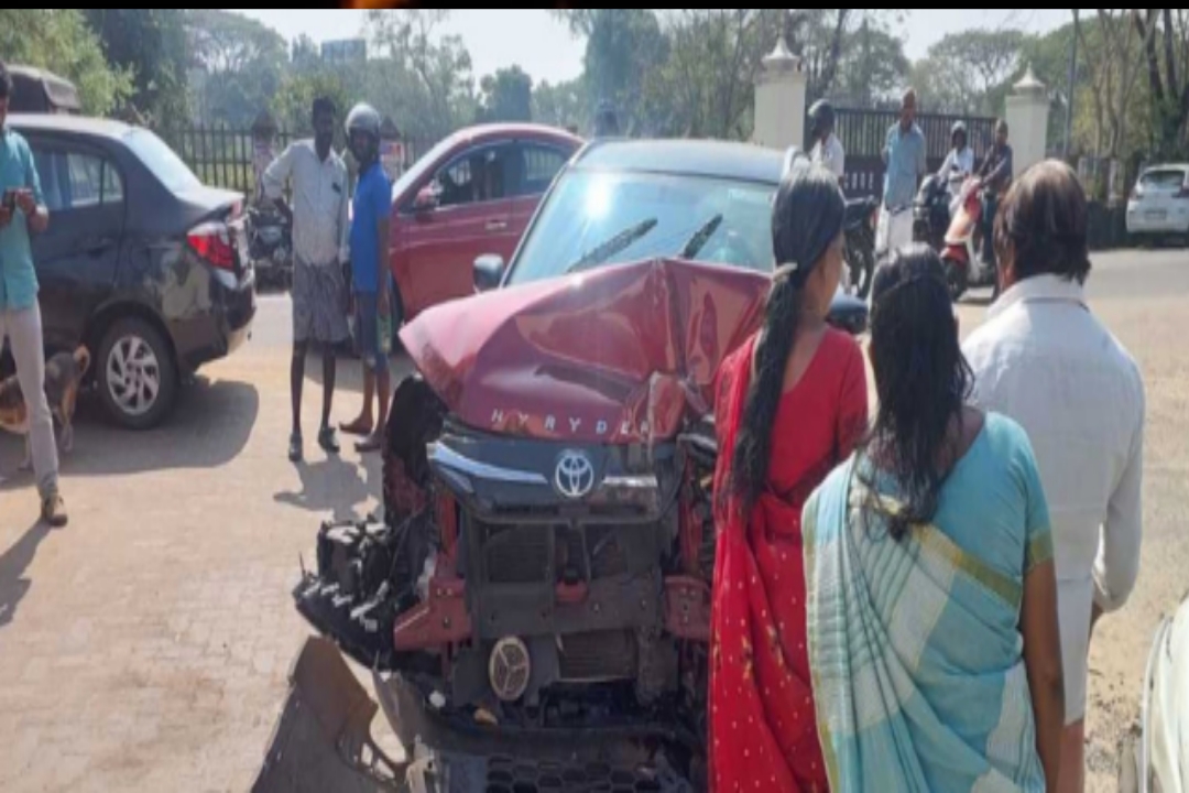 എ എം ആരിഫിന്റെ വാഹനം അപകടത്തില്‍പ്പെട്ടു; നിസ്സാര പരിക്ക്