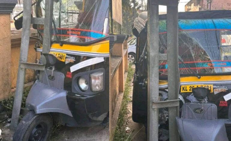 താലൂക്ക് ഓഫീസിന് മുന്നിൽ ഓട്ടോ അപകടം; ഡ്രൈവർക്ക് പരിക്ക്