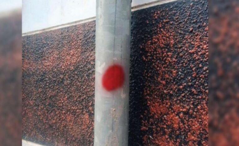 വിടുകള്‍ക്ക മുന്നില്‍ ചുവന്ന അടയാളം,  ജനങ്ങള്‍ പരിഭ്രാന്തിയില്‍