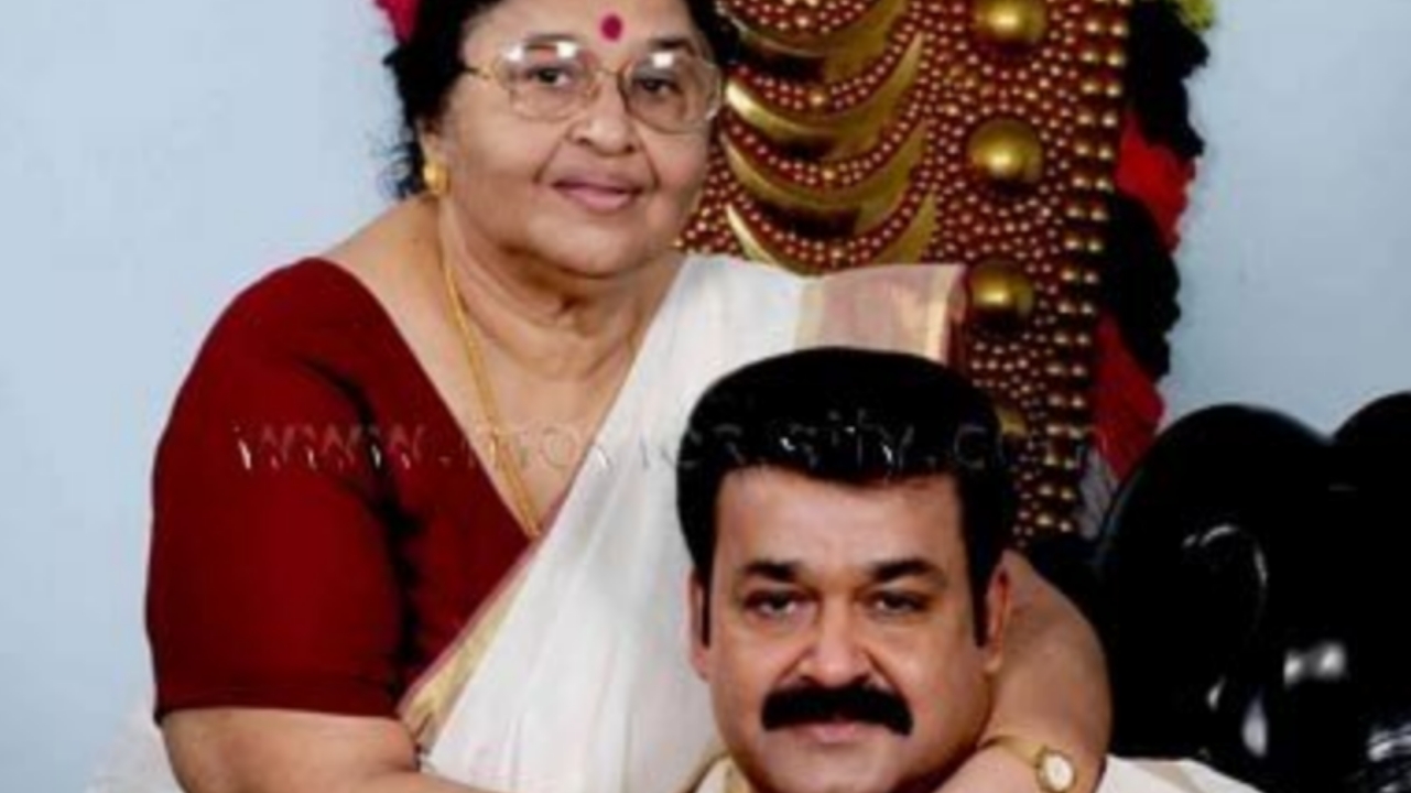 മോഹന്‍ലാലിന്റെ അമ്മ ശാന്തകുമാരി  (90) അന്തരിച്ചു.