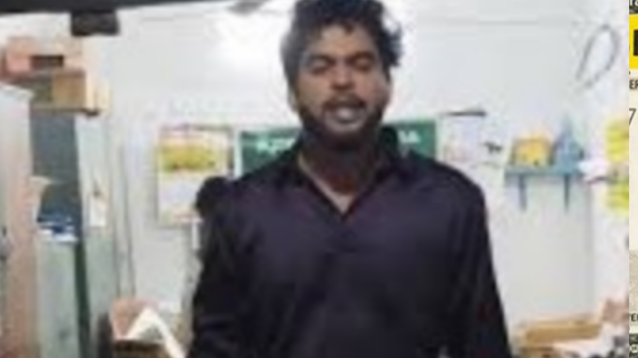 കൊല്ലം പരവൂരിൽ പാൽ തലയിലൂടെ ഒഴിച്ച് കർഷകൻ്റെ പ്രതിഷേധം.