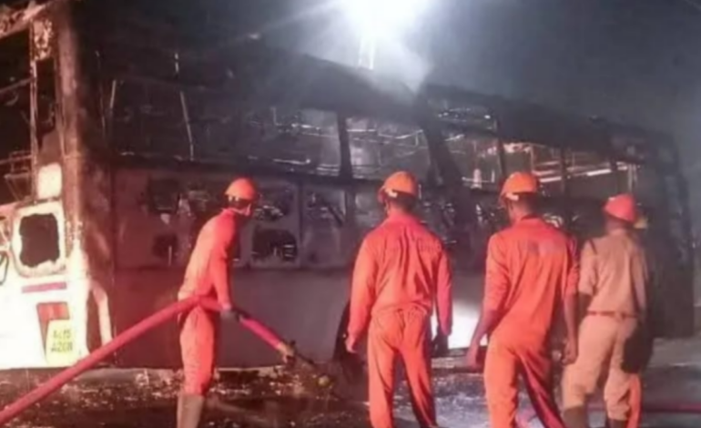 പത്തനംതിട്ടയിൽ കെഎസ്ആർടിസി ബസിനു തീപിടിച്ചു: പൂർണമായും കത്തി നശിച്ചു