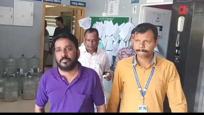 വടക്കാഞ്ചേരി നഗരസഭയിൽ കൈക്കൂലി കേസ്; രണ്ട് ജീവനക്കാർ വിജിലൻസിന്റെ പിടിയിൽ