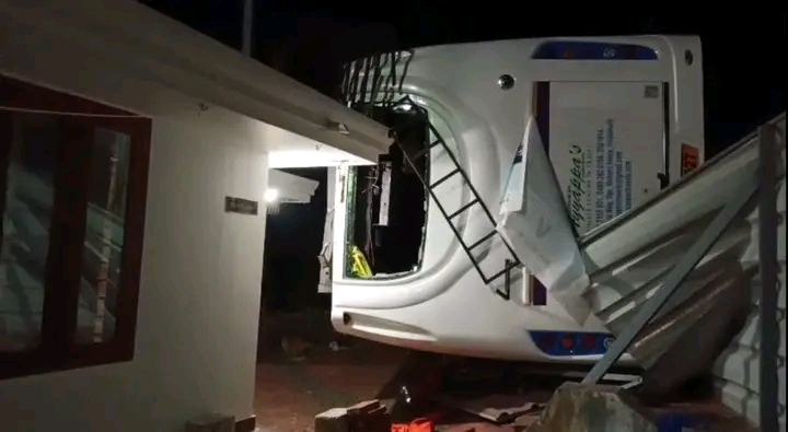 തിരുവനന്തപുരത്ത് ടൂറിസ്റ്റ് ബസ് മറിഞ്ഞു; അഞ്ച് പേരുടെ നില ഗുരുതരം