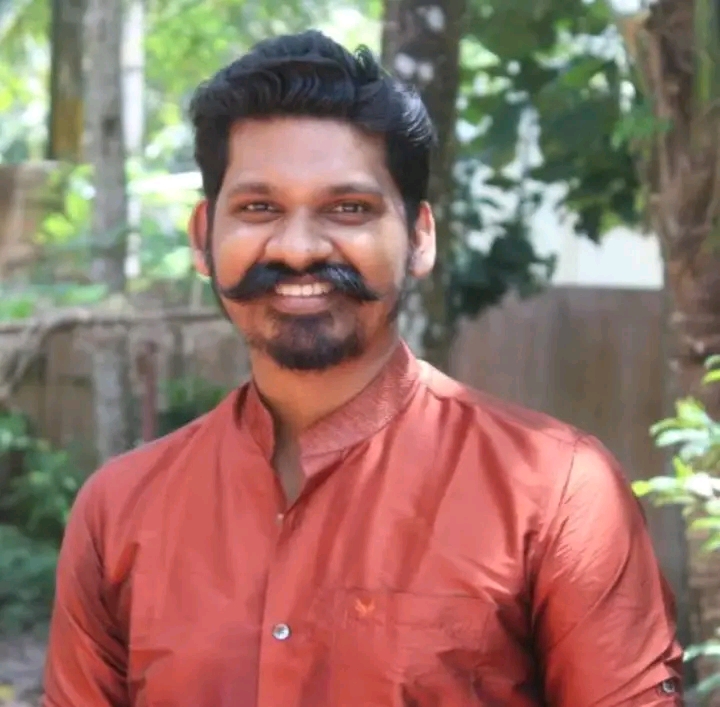 ബൈക്ക് ഇലക്ട്രിസിറ്റി പോസ്റ്റിൽ ഇടിച്ച് യുവാവ് മരിച്ചു