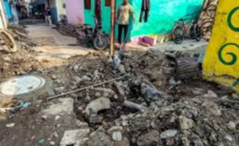 ഇന്‍ഡോര്‍ ദുരന്തം: മുഖ്യമന്ത്രിയില്‍ നിന്ന്  വിവരങ്ങള്‍ തേടി