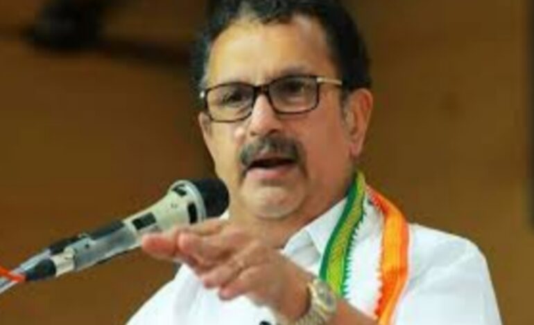 ഭിന്നാഭിപ്രായങ്ങൾ പാർട്ടിക്കുള്ളിൽ തന്നെ പറയണമെന്ന് തരൂർ; ജനം പരിഹസിച്ച് ചിരിക്കുന്ന സാഹചര്യമുണ്ടാക്കരുതെന്ന് മുരളീധരൻ